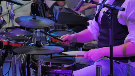 Baterista-Tocando-En-Cámara-Lenta-Con-Luces-Ambientales-Azules-Y-Violetas