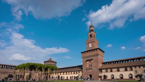 Lapso-De-Tiempo-Del-Castillo-Sforza,-Hermosa-Vista-Del-Gran-Patio-Y-El-Fondo-De-La-Torre-En-Un-Día-Soleado-Con-Nubes,-Milán,-Lombardía,-Italia