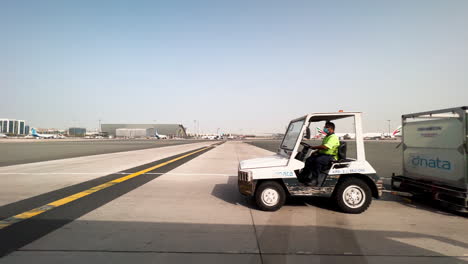 Filmischer-Blick-Auf-Die-Gepäckabfertigungswagen-Am-Flughafen-Dubai-International