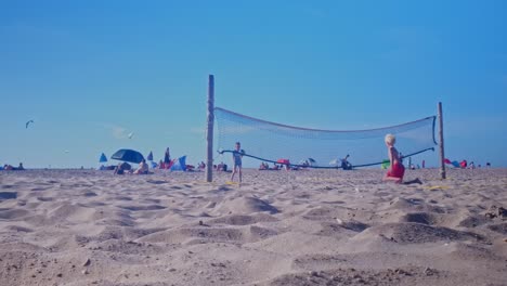 Zeitraffer-Von-Menschen,-Die-Sich-Am-Strand-Bewegen-Und-Entspannen