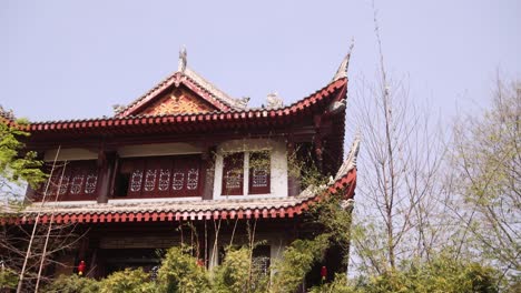 Traditional-Chinese-building-with-ornate-roof-in-Chengdu