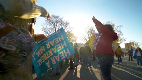 Multitud-Manifestándose-Fuera-Del-Edificio-De-La-Corte-Suprema-En-Washington-Dc