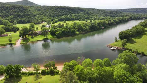 Sommerlandschaft-Am-White-River-In-Arkansas