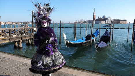 Naive-Cosplay-Lila-Volto-Maskerade-Neben-Gondeln-In-Venedig-Italien