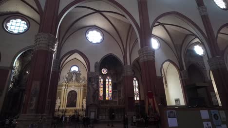 Interior-De-La-Catedral-De-Bolonia,-Italia,-Iglesia-Católica-Durante-La-Misa,-Lugar-De-Culto