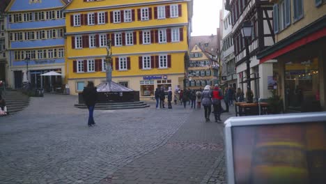 Historische-Stadt-Tübingen,-Deutschland-|-Älteres-Paar-Erkundet-Die-Nähe-Farbenfroher-Gebäude