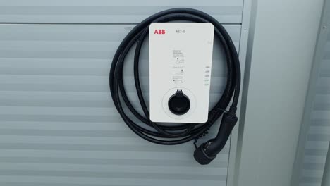 Charging-station-for-cars-located-on-the-building