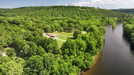 Paisaje-De-Verano-En-El-Río-Blanco-En-Arkansas