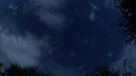 Rastro-De-Estrellas-En-Un-Pequeño-Pueblo-En-La-Montaña