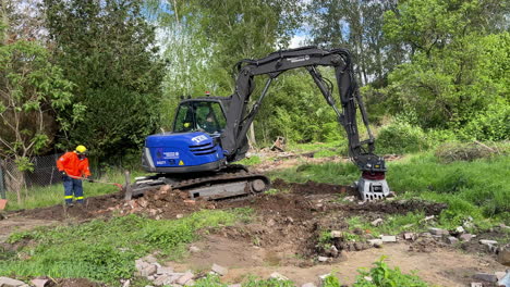 Ein-Mitarbeiter-Des-Technischen-Hilfswerks-Thw-Beseitigt-Bauschutt-Mit-Einem-Bagger