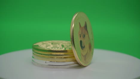 Der-Preis-Der-Kryptowährung-Dogecoin-Steigt-–-Die-Metallische-Doge-Münze-Dreht-Sich-Vor-Grünem-Hintergrund