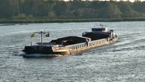 Luftaufnahme-Des-Frachtschiffs-Kedia,-Das-Kohle-Auf-Einem-Fluss-In-Den-Niederlanden-Transportiert