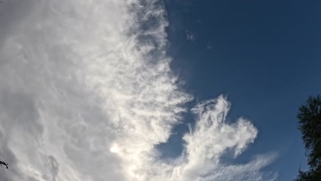 Nubes-Que-Se-Mueven-Rápidamente-En-El-Cielo-Azul