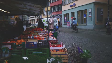 Ciudad-Histórica-De-Tubinga,-Alemania-|-Productos-Agrícolas-En-Un-Mercado-De-Agricultores-En-El-Centro-De-La-Ciudad