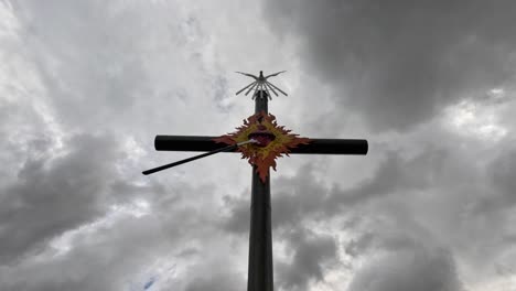 Das-Kreuz-Des-Apostolats-Ist-Ein-Zeichen-Der-Liebe-Und-Der-Begegnung-Mit-Gott,-Und-Die-Wolken,-Die-In-Diesem-Heiligtum-Schnell-Vorüberziehen,-Sind-Unglaublich