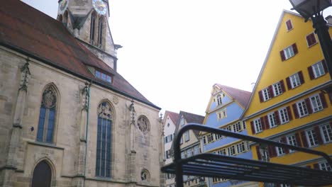 Ciudad-Histórica-De-Tubinga,-Alemania-|-Familia-Caminando-Cerca-De-Los-Coloridos-Edificios-Del-Centro-Y-La-Gran-Catedral