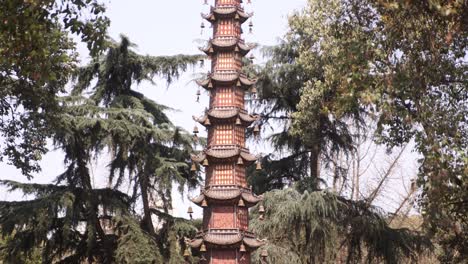 Hohe-Traditionelle-Pagode-Umgeben-Von-Bäumen-In-Chengdu