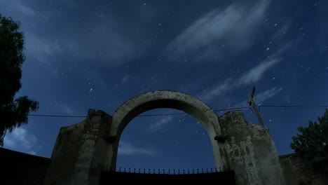 Rastro-De-Estrellas-En-Un-Pequeño-Pueblo-En-La-Montaña