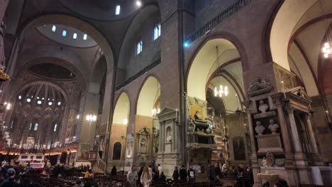 Interior-De-La-Iglesia-Religiosa-De-San-Antonio-De-Padua,-Italia,-Santuario-Cristiano