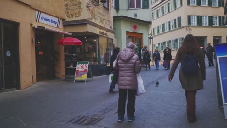 Ciudad-Histórica-De-Tubinga,-Alemania-|-Turistas-De-Compras-En-El-Centro