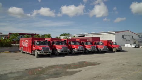 Reihe-Geparkter-Coca-Cola-Lastwagen-Im-Vertriebszentrum-In-Punta-Cana,-Dominikanische-Republik