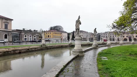 Padua-Venetien-Norditalien,-Fluss-Bacchiglione-Durchquert-Historisches-Stadtzentrum