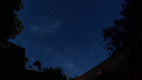 Rastro-De-Estrellas-En-Un-Pequeño-Pueblo-En-La-Montaña