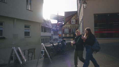 Historische-Stadt-Tübingen,-Deutschland-|-Weibliche-Teenager-Erkunden-Fröhlich-Die-Stadt-Bei-Sonnenuntergang