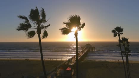 Manhattan-Beach-Pier-|-Palmen-|-Goldene-Stunde-|-Sonnenuntergang-|-Amerikanische-Flagge