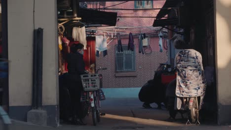 People-going-home-in-a-Shanghai-alleyway