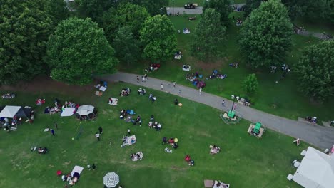 Personas-Descansando-En-Los-Prados-Del-Parque-Piedmont-Durante-El-Concierto-Gratuito-Del-Festival-De-Jazz-En-Atlanta,-Georgia,-Estados-Unidos