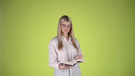 Retrato-De-Una-Joven-Bonita-Rubia-Posando-Y-Leyendo-Un-Libro,-Foto-De-Estudio-Colorida