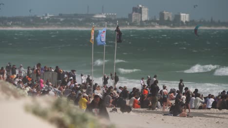 Crowd-on-beach-enjoy-Red-Bull-King-of-the-Air-competition