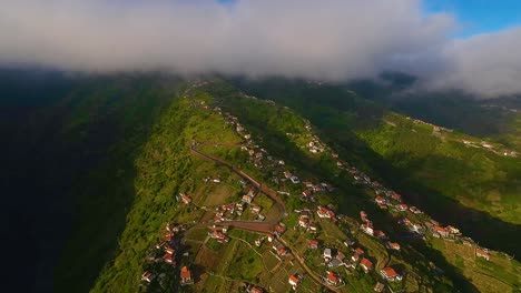 Häuser-Säumen-Die-Hügel-Der-Insel-Madeira