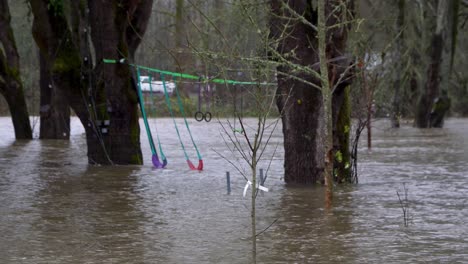 Hochwasser-Bedeckt-Nachbarschaft-Hinterhof-Mit-Schaukeln-Und-Bäumen