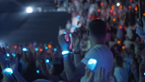 Un-Joven-Mira-A-Su-Alrededor-En-Un-Gran-Concierto-Hacia-La-Multitud-Y-Lo-Celebra-Bailando.