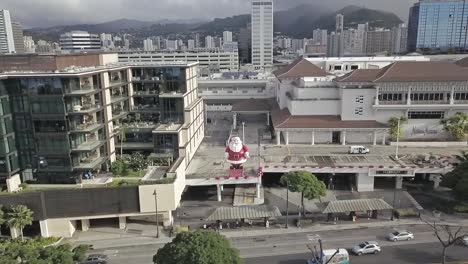 Aerial-view-of-Santa-Clause-statue-at-Ala-Moana-shopping-center