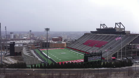 Toma-Aérea-De-Un-Dron-Que-Mira-Hacia-El-Estadio-De-Fútbol-De-La-Universidad-Estatal-De-Youngstown