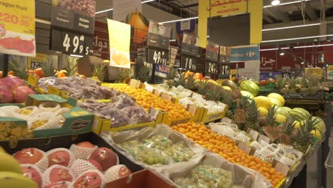 Woman-with-market-cart-in-horticultural-session-choosing-fruit