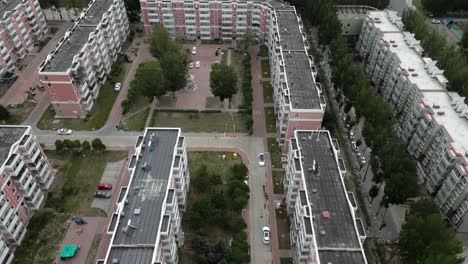 Drone-reveal-footage-of-residential-homes-and-a-busy-road-in-Daqing,-Heilongjiang-District-in-China