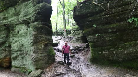 Eine-Statische-Aufnahme-Eines-Mannes,-Der-Aus-Einer-Surrealen-Klippe-Bei-Nelson-Ledges-In-Ohio-Kommt