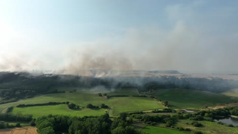 Incendio-Forestal-Filmado-En-Slapewath-Charltons,-Guisborough-Teesside-Justo-Después-De-Que-Estalló