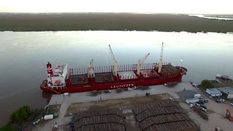 Industrielle-Bulker-Im-Hafen-Laden-Holz