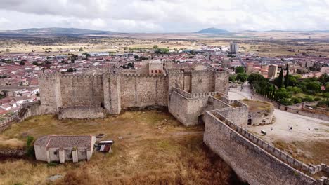 Trujillo,-Caceres,-Extremadura,-Spain---Aerial-Drone-View-of-the-Castle-Walls,-Old-Fortress-and-Cityscape