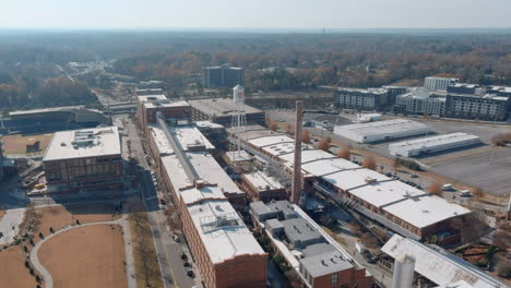 Vista-Aérea-Sobre-El-Campus-Remodelado-De-American-Tobacco-En-El-Centro-De-La-Ciudad-De-Durham