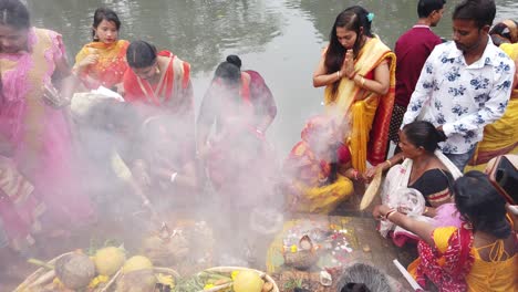 Blick-Auf-Das-Indische-Volk,-Das-Während-Der-Hochzeitszeremonie-Hinduistische-Rituale-Mit-Feuerrauch-Durchführt