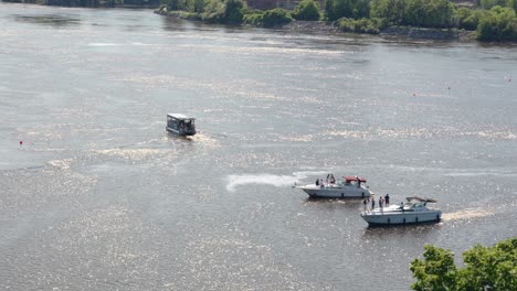 Barcos-En-El-Río-Ottawa-Vistos-Desde-El-Parque-Major&#39;s-Hill-En-Ottawa,-Canadá,-En-Un-Día-Soleado-De-Verano---Cámara-Lenta-4K