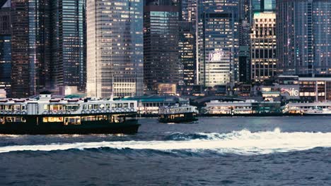 Star-Ferry-Schiffe,-Die-Abends-Im-Victoria-Harbour-In-Hongkong-Vorbeifahren