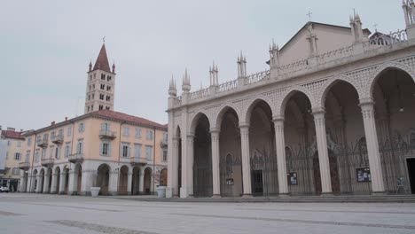 Blick-Auf-Die-Kathedrale-Von-Santo-Stefano-Und-Den-Ganzen-Platz-In-Biella