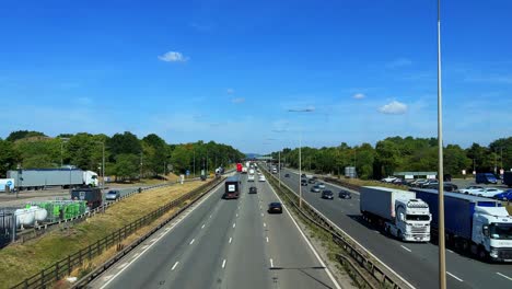 Tráfico-Ligero-En-La-Autopista-M1-En-Inglaterra-Al-Mediodía-Con-Cielo-Azul-Con-Vistas-Al-Este-De-Inglaterra